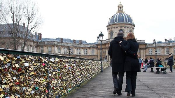 巴黎艺术桥爱情锁拆除，拍卖做慈善