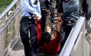 河南信阳男子欲在郑州一过街天桥跳桥受阻，已被移交警方