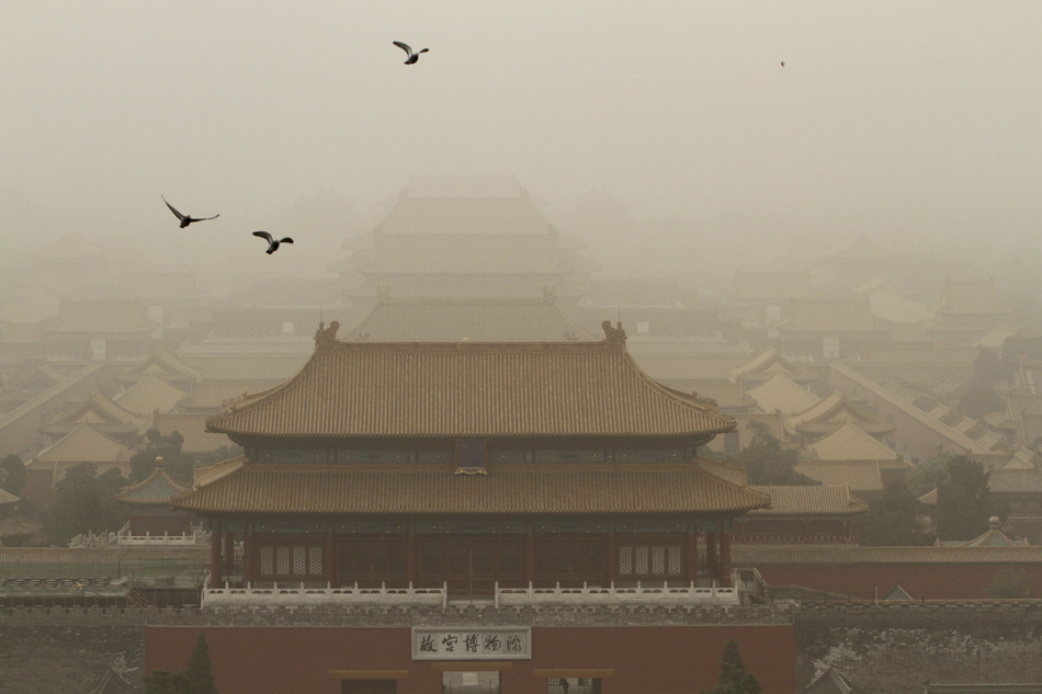2.2017年5月4日，从景山远眺，北京城区被沙尘笼罩，所有景致都是灰蒙蒙的。北京市气象台于当日发布沙尘蓝色预警信号，预计白天将持续扬沙和浮尘天气，傍晚前后将逐渐减弱结束。当日，全城空气质量已达到严重污染级别。图为沙尘笼罩下的北京故宫、北海等景点的景象。