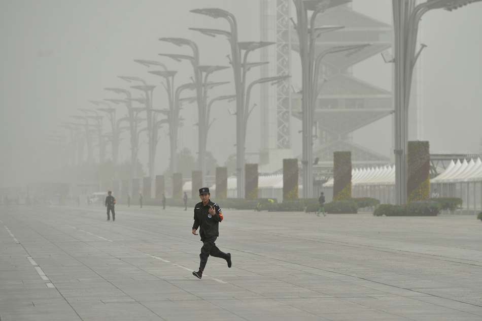 6.2017年5月4日，北京奥林匹克公园，受沙尘影响，北京空气质量已达严重污染级别。