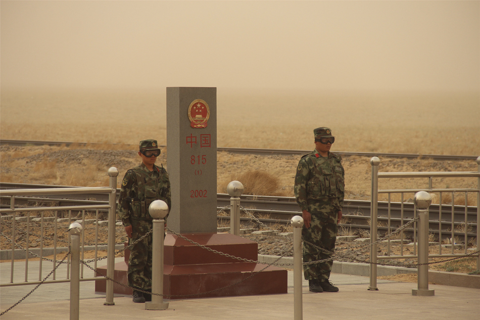 10.2017年05月01日，内蒙古二连浩特，内蒙古边防总队二连边防检查站官兵顶着沙尘暴天气在边境一线站岗执勤。