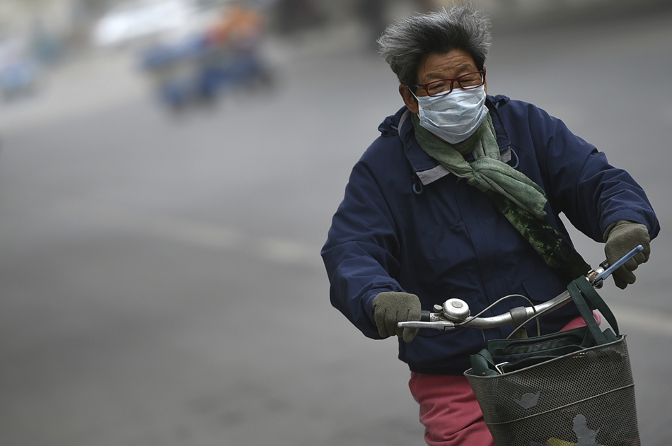 11.5月4日，市民佩戴口罩在宁夏银川市的街头骑行。