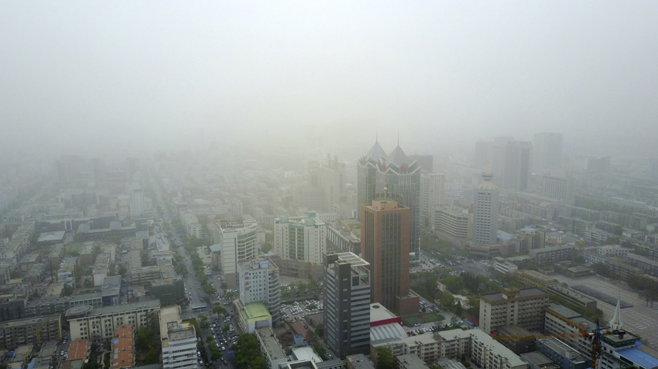 12.5月4日，沙尘笼罩在宁夏银川市上空。
