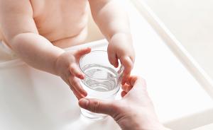 母乳喂养宝宝也可适量喝水，“奶后喂水”清洁口腔