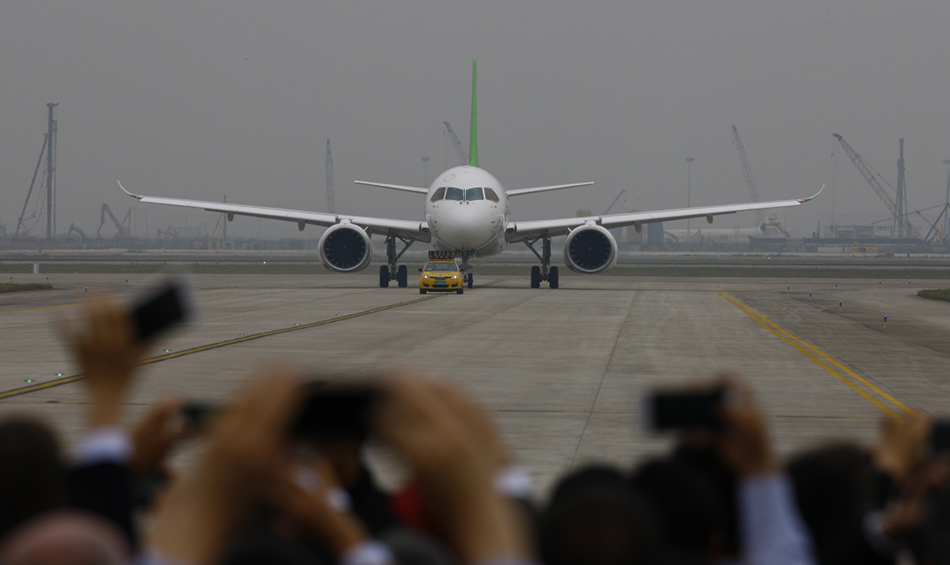 5月5日，C919客机完成首飞，在上海浦东国际机场着陆后在跑道上滑行。