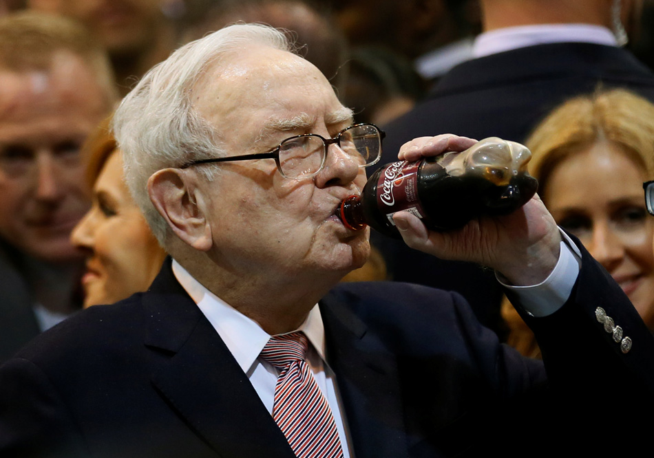 11-12-巴菲特喝可乐Berkshire Hathaway chairman and CEO Warren Buffett enjoys his favourite beverage, cherry Coke, before the Berkshire Hathaway annual meeting in Omaha, Nebraska, U.S. May 6, 2017