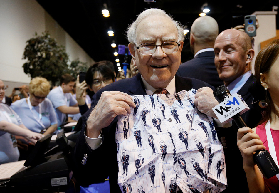 17-07-巴菲特展示内裤Berkshire Hathaway CEO Warren Buffett displays a pair of men's underwear for sale with images of himself before the Berkshire Hathaway annual meeting in Omaha, Nebraska, U.S. May 6, 2017