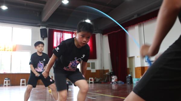上海一小学生跳绳成绩追平世界纪录