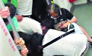 广州七旬阿婆右腿卡入地铁站台间隙，众人齐推百吨地铁施救