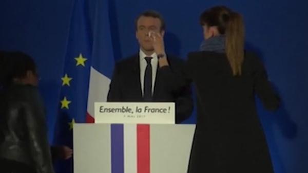 法国当选总统马克龙补妆画面被误播