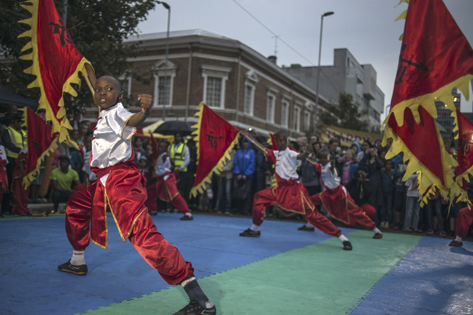 17.当地时间2015年2月21日，南非约翰内斯堡，中国和南非艺术家表演武术和二人转等庆祝中国传统春节。