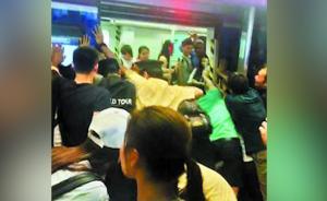 广州众人推地铁救被夹腿7旬老人