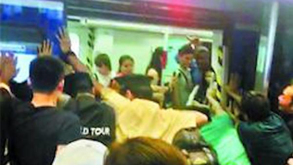 广州众人推地铁救被夹腿7旬老人