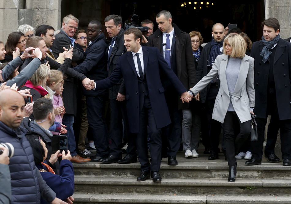 17.当地时间2017年4月23日，法国勒图凯，法国大选首轮投票举行，中间派总统候选人马克龙偕妻子现身投票。
