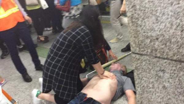 六旬外籍男子地铁站晕倒，乘客跪地抢救