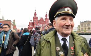 直击｜俄罗斯举行胜利日72周年阅兵典礼，老兵拄拐前往观看