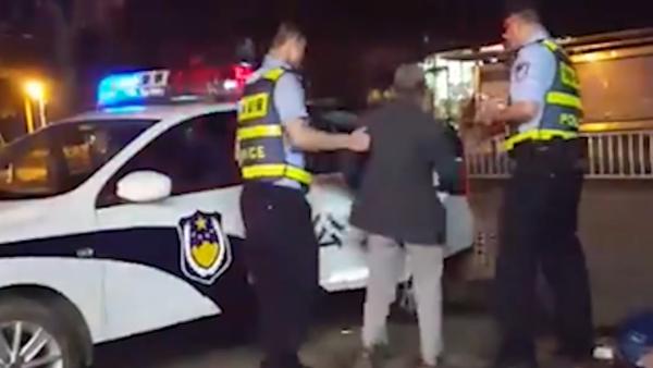 84岁大爷深夜卖菜,民警买光后送回家