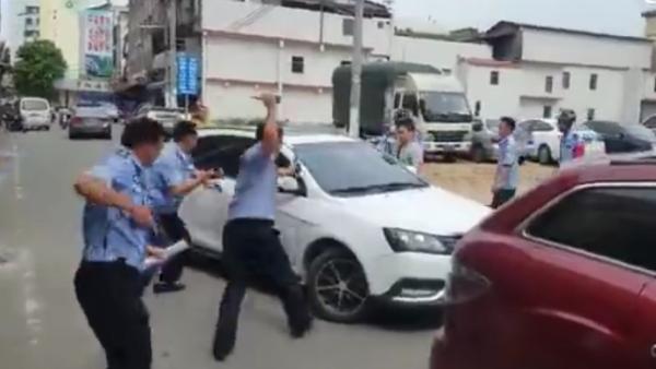 惠州：涉毒嫌疑人开车拒捕警方鸣枪