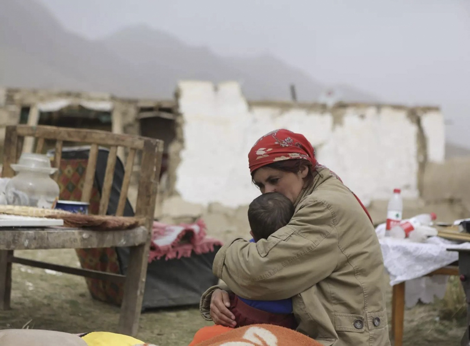 4.5月11日，在新疆喀什地区塔什库尔干塔吉克自治县库孜滚村，受灾村民等待转移。