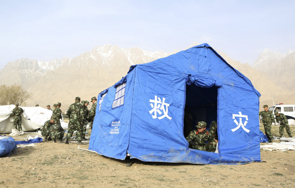 5.5月11日，在新疆喀什地区塔什库尔干塔吉克自治县库孜滚村，救援人员在搭建帐篷。