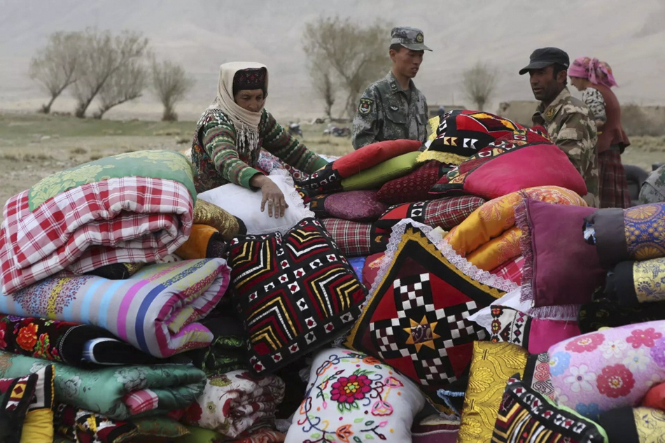 7.5月11日，在新疆喀什地区塔什库尔干塔吉克自治县库孜滚村，受灾村民等待转移。3