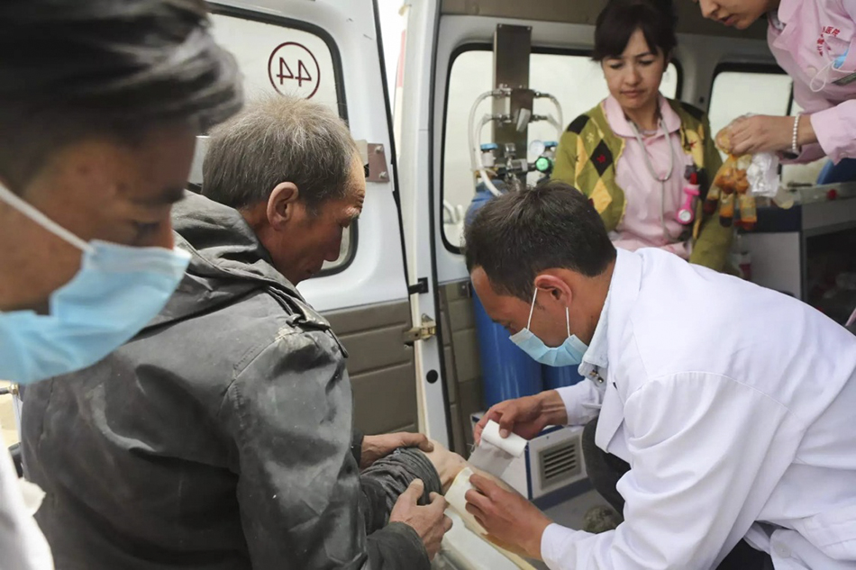 5月11日，在新疆塔什库尔干县库孜滚村，当地医院急诊大夫为一名受伤村民包扎。