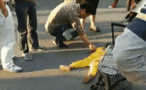 杭州一幼童疑因有病遭妈妈嫌弃当街踩踏，警方称正调查