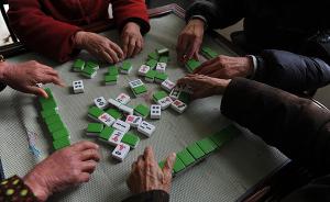 武汉一社区活动室32年“打牌不来钱”：扑克作筹码输完离桌