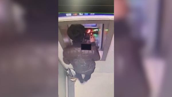 男子火烧ATM机，后又撒尿灭火