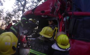 沧州：两车追尾消防破拆营救被困司机