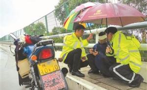 暖闻｜骑车男子暴雨中摔伤，晋江交警为其撑伞40分钟等家人