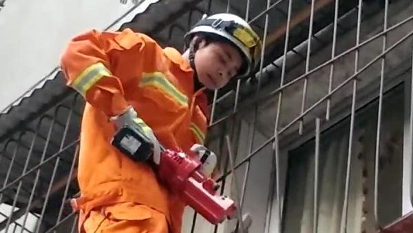 九江3岁小孩反锁家中，消防员破窗救人
