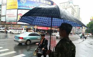 暖闻｜衡阳街头电缆漏电，民警与三武警雨中守两小时市民送伞