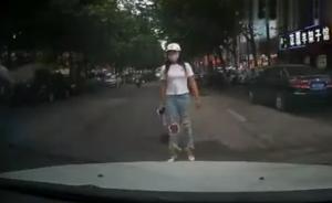 情侣吵架，女子冲到马路中央等车撞