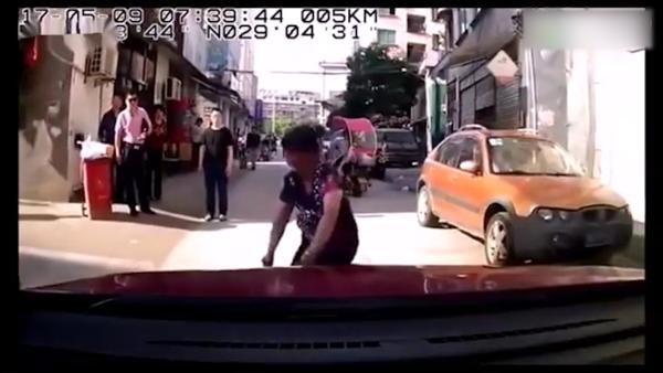 大妈“史诗级碰瓷”,小区车主吓懵