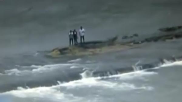 重庆：江水猛涨，游客被困江中礁石