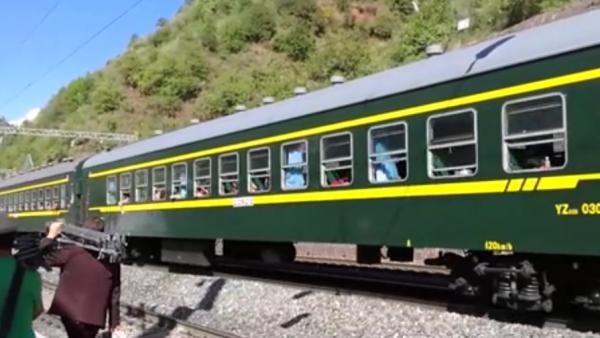 大凉山最后的慢火车：载着孩子的上学梦 
