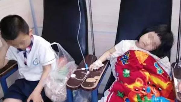 小女孩高烧一天,爸爸:等我酒醒再说