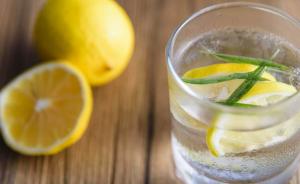 网传柠檬水美白又抗癌，夏天怎么喝才真健康
