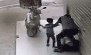 街头家暴：男童数次挥拳只为保护母亲