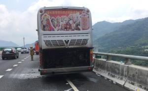 台湾一旅游大巴行驶中引擎突冒烟，车上12名乘客安全疏散
