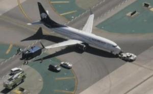 洛杉矶国际机场发生客机撞翻补给卡车事故，8人受伤