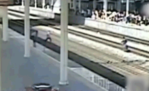 生死时速：铁路员工跳进铁轨拼死救人
