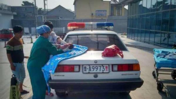 产妇求助交警紧急送医，警车上顺利产女