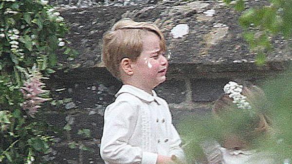英乔治王子被训哭，因踩了4万英镑婚纱