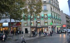 巴黎LV旗舰店遭一男子武装抢劫：抢走一件名包，无人员伤亡