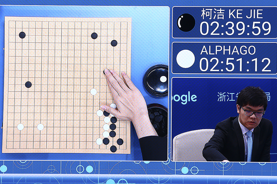 2.2017年5月23日，浙江嘉兴，中国棋手柯洁九段和围棋人工智能程序”阿尔法狗“的首场对决在浙江乌镇举行。