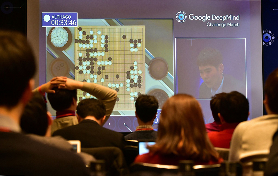 4当地时间2016年3月12日，韩国首尔，李世石与谷歌围棋AlphaGo人机五局大战第三局，继续在韩国首尔钟路区四季酒店进行。人类代表李世石在前两局比赛中0-2落后，本局比赛李世石执黑先行，最终李世石再次中盘不敌AlphaGo，三连败输掉旷世对决，实际上已经在五局大战中提前宣告失利。