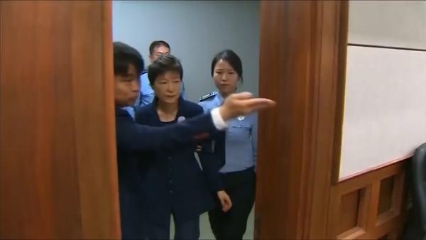 韩前总统朴槿惠受审，否认全部指控