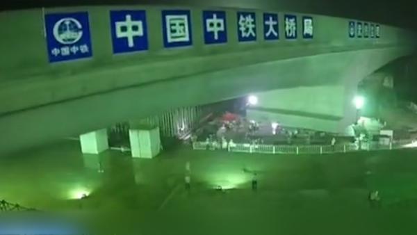 武汉万吨级大桥完成逆时针90度转体